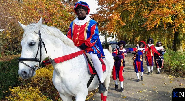 Sint Nicolaas gearriveerd aan IJsselkade met groot gevolg Pieten