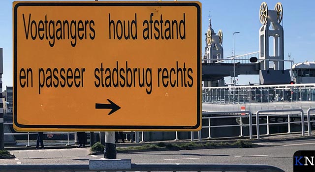 Gescheiden routes voetgangers op Kamper Stadsbrug