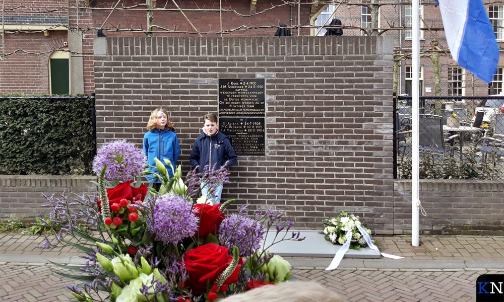 Floris Hulsebos en Jonah Bakker bij het Kamper oorlogsmonument aan de Prinsenstraat.