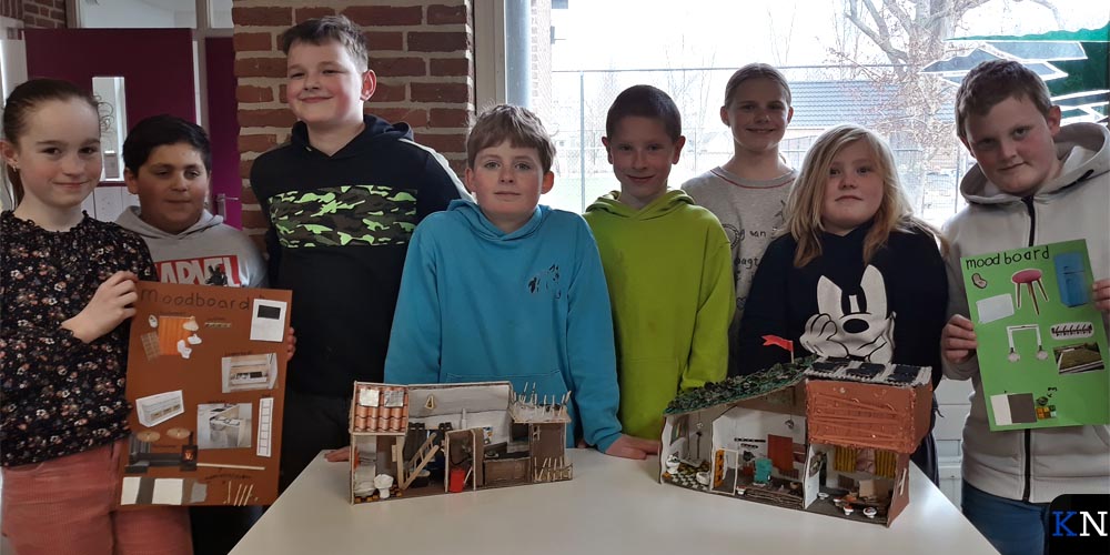 De leerlingen van De Zaaier in Kamperveen bij hun ontworpen tiny houses voor de Tiny House Challenge van de CWT Ontdekwerkplaats in Genemuiden.