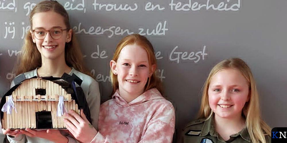 Enkele leerlingen van De Fontein in Kampen met hun ontworpen tiny house voor de Tiny House Challenge van de CWT Ontdekwerkplaats in Genemuiden.