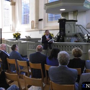 Synodevoorzitter Melle Oosterhuis bespreekt kort het nieuwe boek van de TU Kampen getiteld ’Gereformeerde hermeneutiek vandaag’.