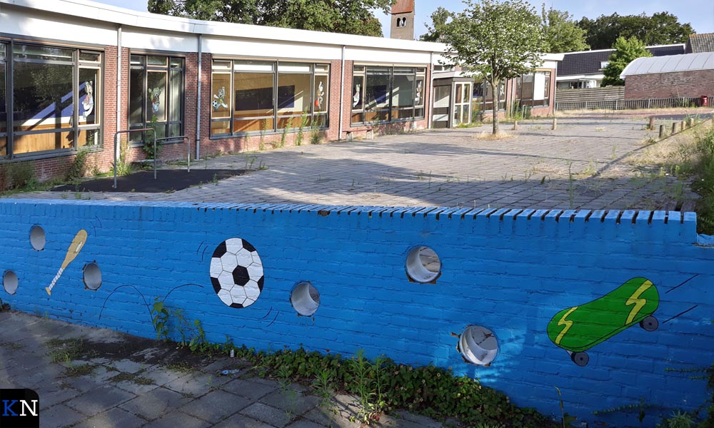 De speelplaats van het verlaten schoolgebouw 'De Trekschuit'