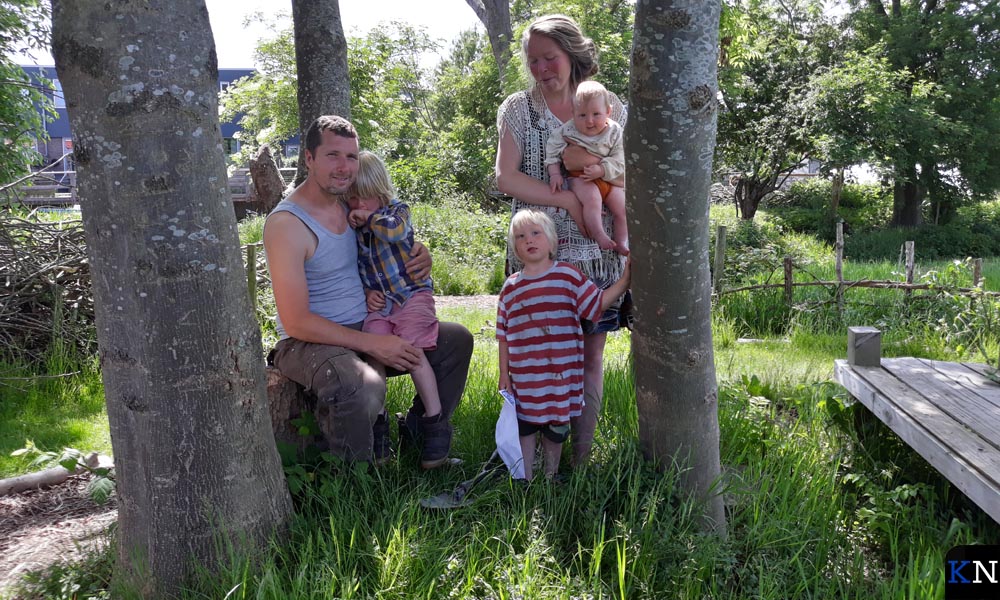 Robert en Lotte de Reu en hun kinderen in Voedselpark 'De Groene Brunneper'.