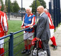 Burgemeester voetbalt mee met IJVV OldStars (video)