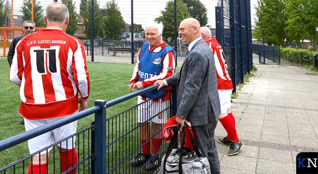 Burgemeester voetbalt mee met IJVV OldStars (video)