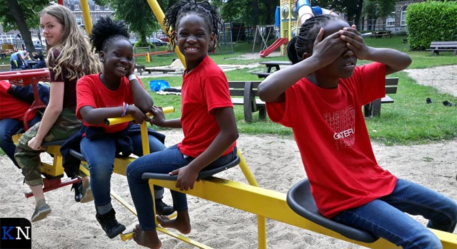 Oegandees kinderkoor te gast in Kampen-Zuid