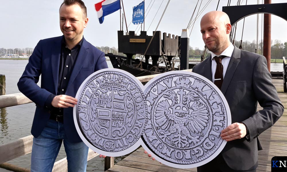 Burgemeester Sander de Rouwe en muntmeester Bert van Ravenswaaij met een vergroting van de Zilveren Florijn van Kampen.