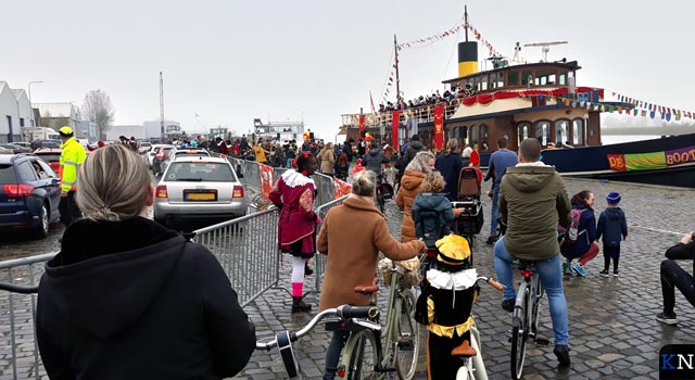 Sinterklaas arriveert en blijft aan de Loswal