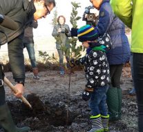 Leerlingen Villa Nova planten Tiny Forest in Onderdijks (video)