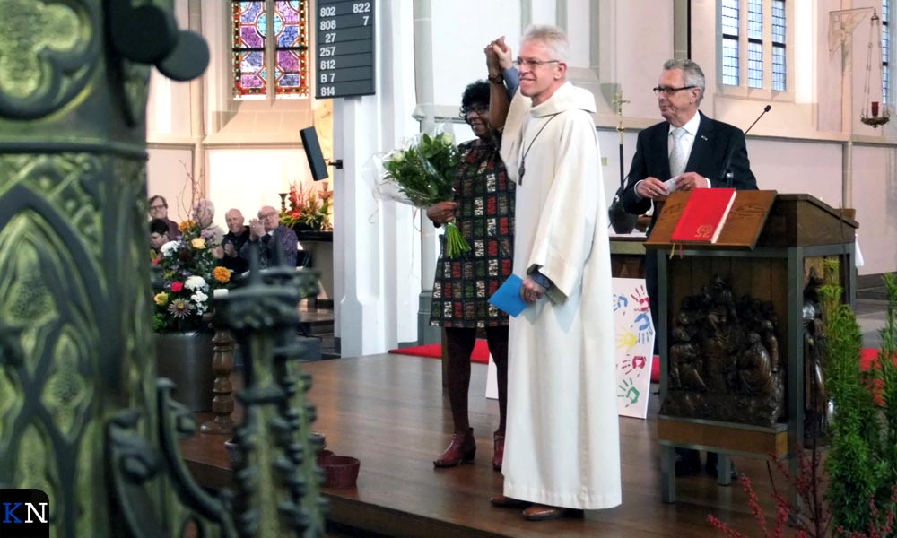 Pastor Hans Schoorlemmer zegt samen met zijn vrouw de parochianen gedag.