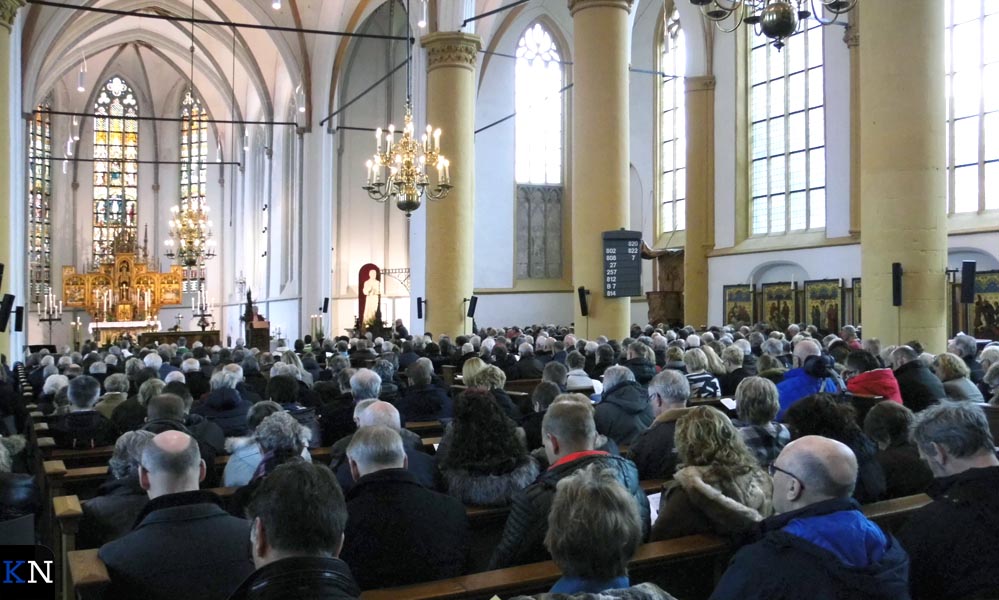 Een volle kerk tijdens de afscheidsdienst van pastor Hans Schoorlemmer.