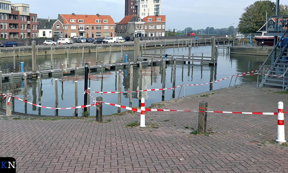De Nieuwe Buitenhaven is ontruimd in afwachting van nader onderzoek naar de aangetroffen verontreiniging.