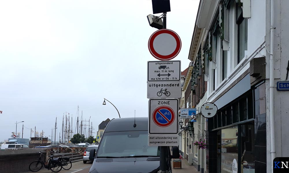 De ge- en verbodsborden bij de Oudestraat in Kampen.