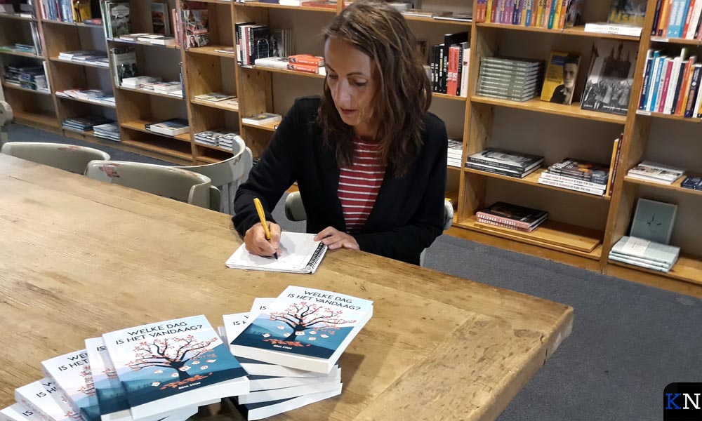 Rina Stam signeert haar boekdebuut 'Weke dag is het vandaag?' bij boekhandel Bos in Kampen.