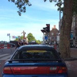 De gehele IJsselkade is afgesloten en het verkeer wordt gereguleerd.