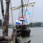 Bij de vlootschouw donderdagmiddag vaart de Kamper Kogge voorop gevolgd door de Wissemara.