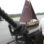 De Poeler kogge Wissemara schiet af en toe vreugdeschoten af.