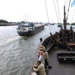 De beroepsvaart vindt doorgang tussen de vaartuigen door.