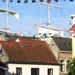 Boven de huizen van het Keizerskwartier torenen de zeilmasten uit.