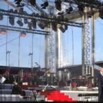 Burgemeester Bort Koelewijn richt als eerste het woord tot de menigte.