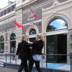 Op vrijdag roepen danseressen de mensen naar binnen voor het Hanzecongres.