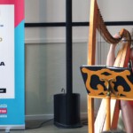 Binnen wacht een harpiste de mensen op voor het Hanzecongres.