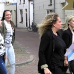 De deelnemers aan Hanzeroute 6 lopen naar de Abel Tasman.