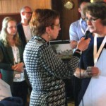 Tracy Metz spreekt met een deelneemster aan de discussie.