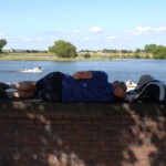 Even een tukkie doen op de kademuur of genieten van het uitzicht?