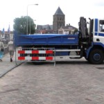 Een vrachtwagen blokkeert de toegang vanaf de Noordweg.