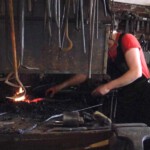 Meestersmid Sven de Lang is hard aan het werk in zijn historische smederij.