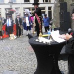 Bij het Oude Raadhuis wordt het stadsomroepers concours gehouden.