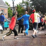 De burgemeester wordt gepersifleerd in prachtig straattheater.