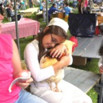 In een kraam van Cantecleer kan men knuffelen met Kukel de haan, bekend van TV.