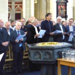 Tijdens de Hanzedienst op zondag vullen voorgangers van zeven kerkgenootschappen de doopvont met water.