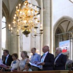 Een kerkbank met afgevaardigden van de (burgerlijke) gemeente.