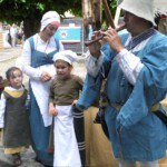 Figuranten in historisch kledij geven achter de Bovenkerk acte de presence.