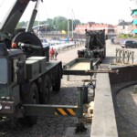 Na afloop van de feestelijke en geslaagde Hanzedagen kan de Genie (105 Compagnie Waterbouw) de loopbrug naar de Koggewerf weer afbreken.