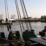 De vlet helpt de bok de juiste koers te varen.