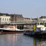 Een sleepboot van Hebo ligt klaar om de bok te trekken indien nodig.