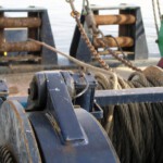 De bok met hijskraan is voorzien van allerhande hijsmaterieel.