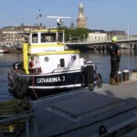 Klaas kijkt langs de sleepboot van Hebo naar Kampen.