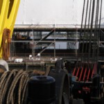 Achter de kabels doemt de Stadsbrug op.