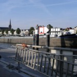 Zicht naar achteren waar een containerschip passeert.