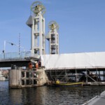 De vlet van Hebo meert even aan bij de bouwsteigers.