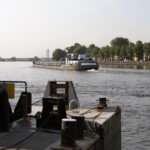 Het scheepvaartverkeer mag met aangepaste snelheid passeren.
