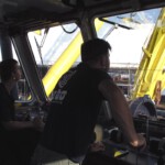 Stuurrman in opleiding Joas (links) met ervaren stuurman Jacob.