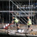 Op de steigers onder de Stadsbrug wordt doorgewerkt.
