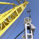 Het ballastblok wordt in de takels gehangen.